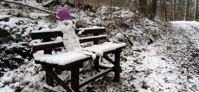 Schneemann mit rosa Mütze